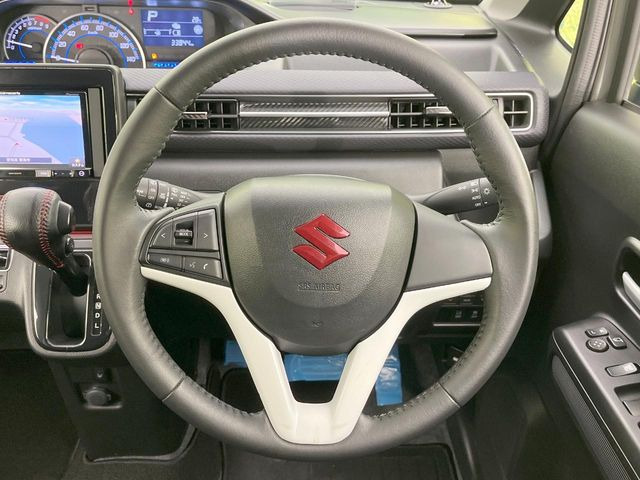 �C���e���A�ɍ��킹���f�U�C���̃X�e�A�����O�́A�^�]�������̂��Ƃ��l���A�^�]���₷���`��A�傫���ł��B�����x�A���ۂɐG���Ă��m���߂��������B