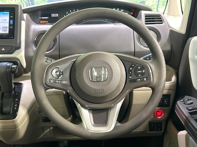 インテリアに合わせたデザインのステアリングは、運転される方のことも考え、運転しやすい形状、大きさです。是非一度、実際に触ってお確かめください。
