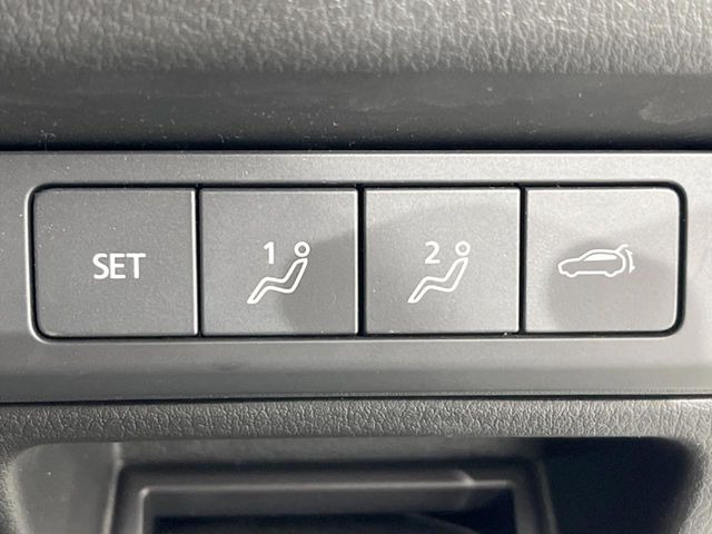 【メモリー機能付きパワーシート】ドライバーごとに設定したシート位置を記憶して、ボタン一つで切り替えできる便利な機能!運転する方が複数名いらっしゃるご家庭におすすめです♪