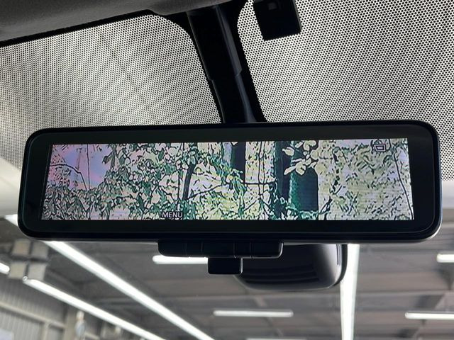 【インテリジェントルームミラー】後席の大きな荷物や同乗者で後方が確認しづらい時でも安心!カメラが撮影した車両後方の映像をルームミラー内に表示。クリアな視界で状況の確認が可能です!