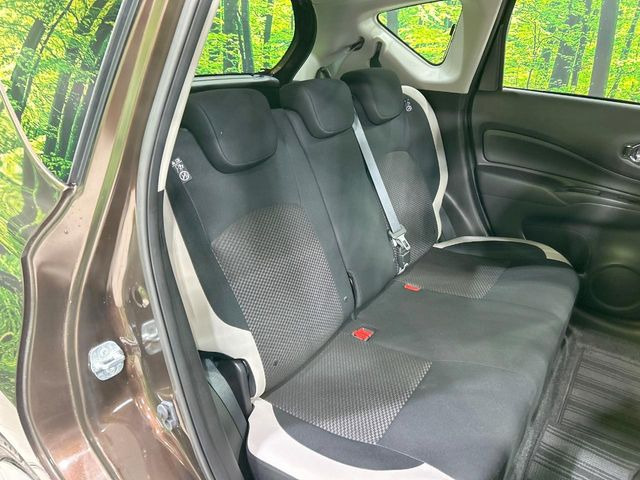 後部座席も気になるようなキズ・汚れやへたり等、大きなダメージはなく、良好な状態です。