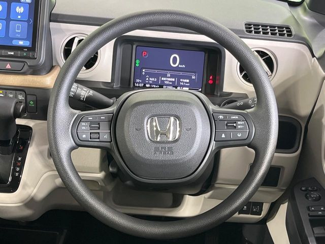インテリアに合わせたデザインのステアリングは、運転される方のことも考え、運転しやすい形状、大きさです。是非一度、実際に触ってお確かめください。