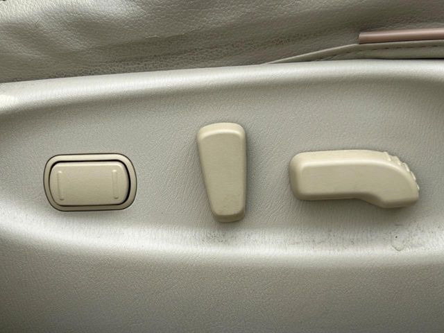 【パワーシート】スイッチ一つで簡単にシートの微調整が可能!電動だから力もいりません!快適なシートポジションにセットして、快適なドライブをお楽しみください。