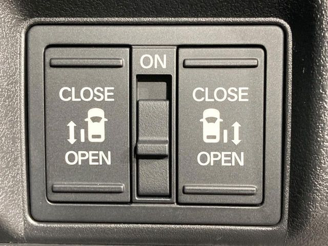 【両側パワースライドドア】スマートキーや運転席のスイッチで後席両側スライドドアの開閉が可能♪電動だから力を入れてドアを開ける必要が無く、小さなお子様でも簡単に開け閉めでき快適です♪