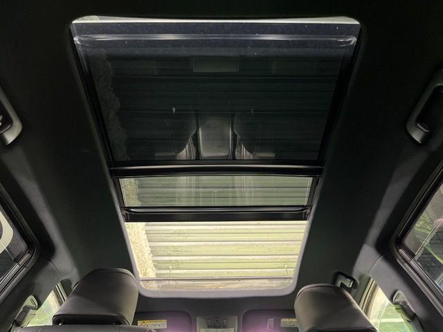 【サンルーフ】開放感たっぷりの希少装備、サンルーフが装着されています!車内に明かりを取り入れたり景色を楽しむ以外にも、車内の空気も簡単に換気できて快適です!