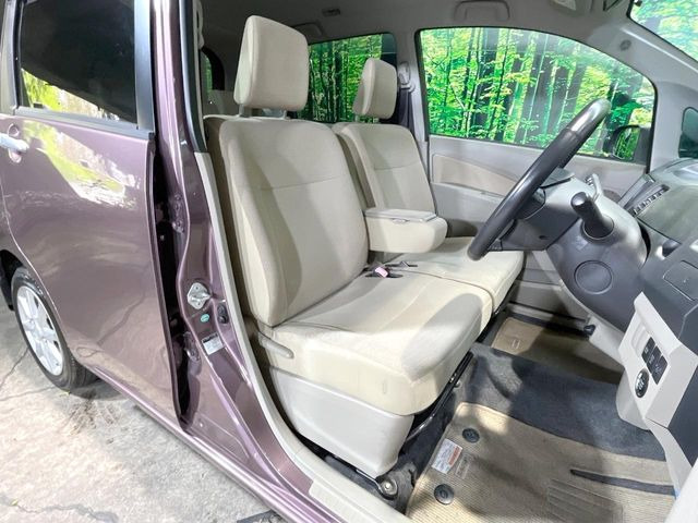運転席シート廻りは使用感も少なく、良好な状態となっています。丁寧に使われていたことがよくわかりますね。