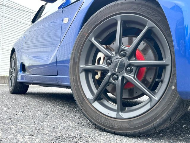 �yModuro����15/16�C���`�A���~�z�C�[���z�f�U�C�����̍��������A���~�z�C�[���𑕒����Ă���܂��B�e��ЊO�A���~�z�C�[����A�X�^�b�h���X�^�C�����戵�����Ă���܂��B���񂲑��k����������