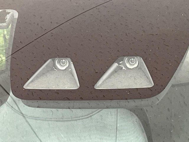 【スマートアシスト】走行中に前方の車両等を認識し、衝突しそうな時は警報とブレーキで衝突回避と被害軽減をアシスト。より安全にドライブをお楽しみいただけます。