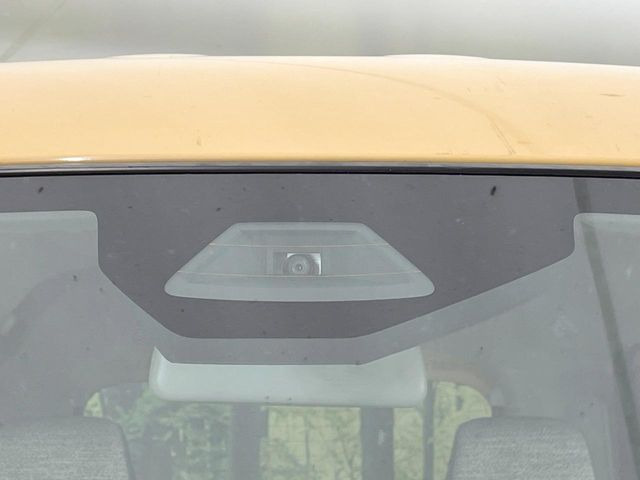 【スズキ セーフティサポート】走行中に前方の車両等を認識し、衝突しそうな時は警報とブレーキで衝突回避と被害軽減をアシスト。より安全にドライブをお楽しみいただけます。