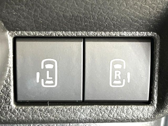 【両側パワースライドドア】スマートキーや運転席のスイッチで後席両側スライドドアの開閉が可能♪電動だから力を入れてドアを開ける必要が無く、小さなお子様でも簡単に開け閉めでき快適です♪