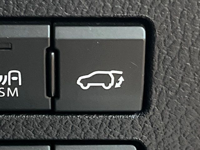 【パワーバックドア】スマートキーや運転席のボタンを押すだけでリアゲートが自動で開閉します!荷物を持っている時や、高い位置にあるバックドアを閉める際に便利な機能です♪