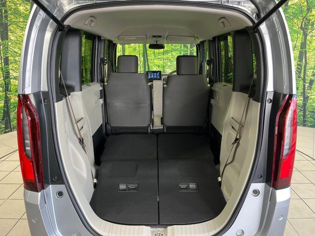 後席を格納すると、これだけの広さが!シーンに合わせたシートアレンジで、大きな荷物も積むことが出来ます♪