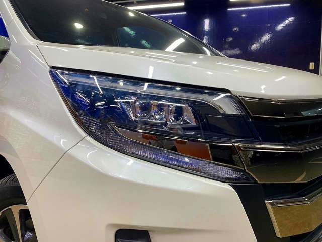 【LEDヘッドランプ】ハロゲンヘッドランプの約2倍の光量でより明るく遠くを照らし、夜間走行時の視認性を高める。さらに長寿命や、省電力も魅力。