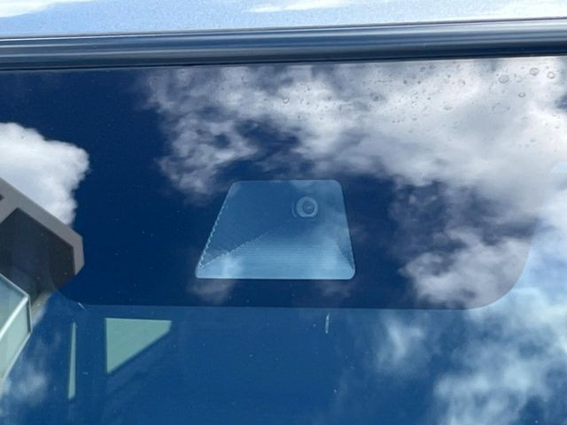 【ホンダセンシング】走行中に前方の車両等を認識し、衝突しそうな時は警報とブレーキで衝突回避と被害軽減をアシスト。より安全にドライブをお楽しみいただけます。
