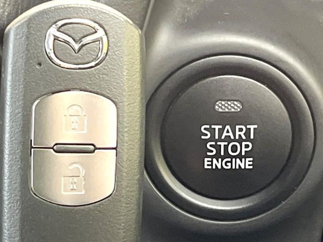 【アドバンストキー】カバンやポケットに入れたままでもドアの施錠・解錠が可能なスマートキーを装備。エンジンのオン・オフ時もカギを取り出す必要が無いからとっても便利です♪