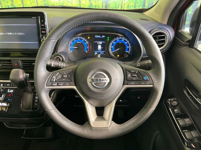 �C���e���A�ɍ��킹���f�U�C���̃X�e�A�����O�́A�^�]�������̂��Ƃ��l���A�^�]���₷���`��A�傫���ł��B�����x�A���ۂɐG���Ă��m���߂��������B
