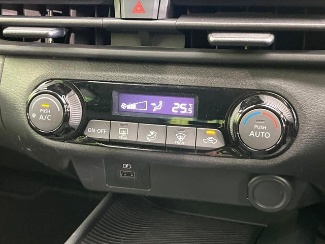 【オートエアコン】一度お好みの温度に設定すれば、車内の温度を検知し風量や温度を自動で調整。暑い&hellip;寒い&hellip;と何度もスイッチ操作をする必要はありません。快適な車内空間には必須の機能ですね♪