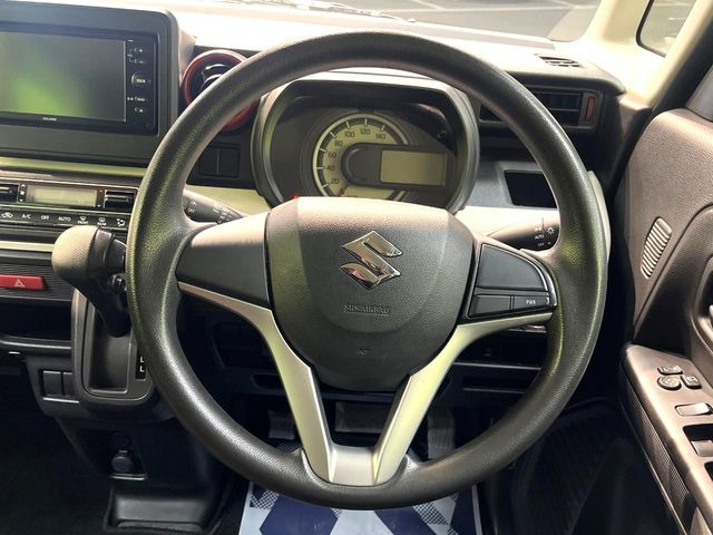 �C���e���A�ɍ��킹���f�U�C���̃X�e�A�����O�́A�^�]�������̂��Ƃ��l���A�^�]���₷���`��A�傫���ł��B�����x�A���ۂɐG���Ă��m���߂��������B