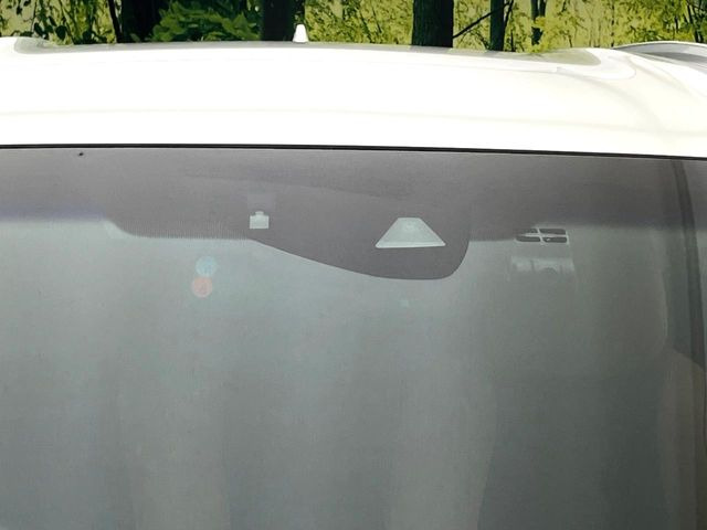 【ホンダセンシング】走行中に前方の車両等を認識し、衝突しそうな時は警報とブレーキで衝突回避と被害軽減をアシスト。より安全にドライブをお楽しみいただけます。