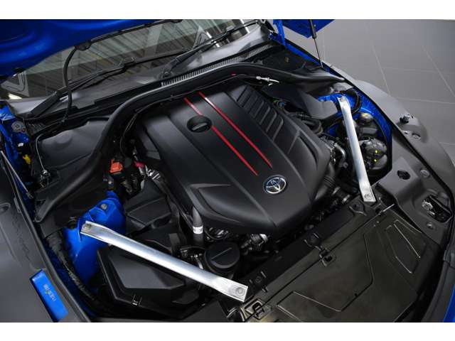 3.0L ����6�C��DOHC�^�[�{�A387ps/51.0kgm�A���ǑO�Ɣ��47PS���サ�Ă���A�u���[�X���ǉ����ꂽ���Ń{�f�B��������������Ă���܂��B