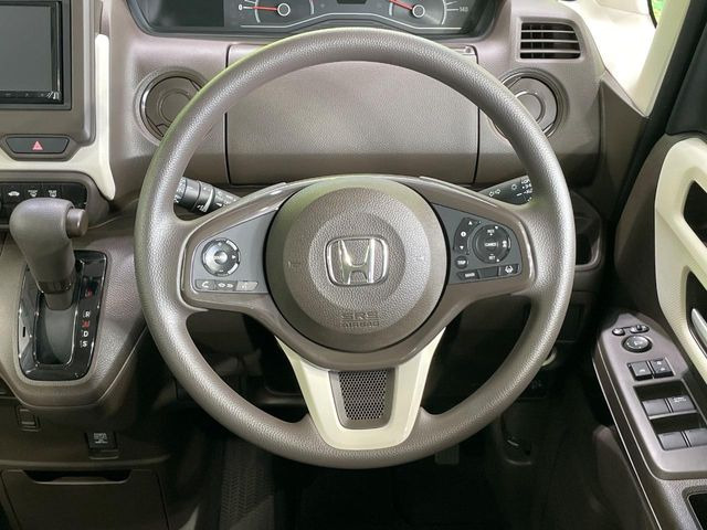 インテリアに合わせたデザインのステアリングは、運転される方のことも考え、運転しやすい形状、大きさです。是非一度、実際に触ってお確かめください。
