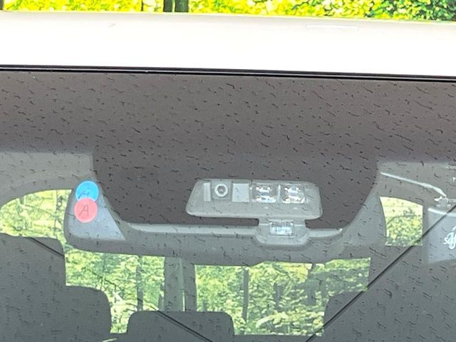 【三菱e-Assist】走行中に前方の車両等を認識し、衝突しそうな時は警報とブレーキで衝突回避と被害軽減をアシスト。より安全にドライブをお楽しみいただけます。