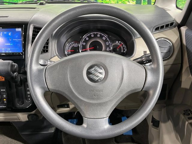 �C���e���A�ɍ��킹���f�U�C���̃X�e�A�����O�́A�^�]�������̂��Ƃ��l���A�^�]���₷���`��A�傫���ł��B�����x�A���ۂɐG���Ă��m���߂��������B