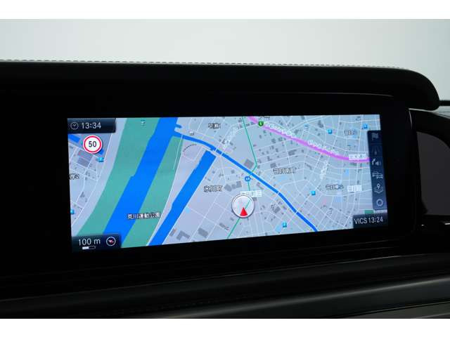 大型ディスプレイにナビゲーションや車両設定、各種メディア機能を集約し、直感的で快適な操作性を実現しています。