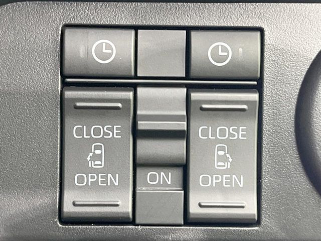 【両側パワースライドドア】スマートキーや運転席のスイッチで後席両側スライドドアの開閉が可能♪電動だから力を入れてドアを開ける必要が無く、小さなお子様でも簡単に開け閉めでき快適です♪
