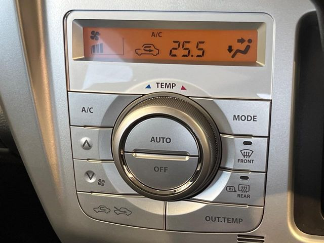 【オートエアコン】一度お好みの温度に設定すれば、車内の温度を検知し風量や温度を自動で調整。暑い&hellip;寒い&hellip;と何度もスイッチ操作をする必要はありません。快適な車内空間には必須の機能ですね♪