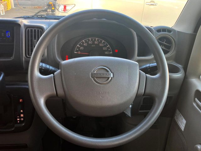 �C���e���A�ɍ��킹���f�U�C���̃X�e�A�����O�́A�^�]�������̂��Ƃ��l���A�^�]���₷���`��A�傫���ł��B�����x�A���ۂɐG���Ă��m���߂��������B