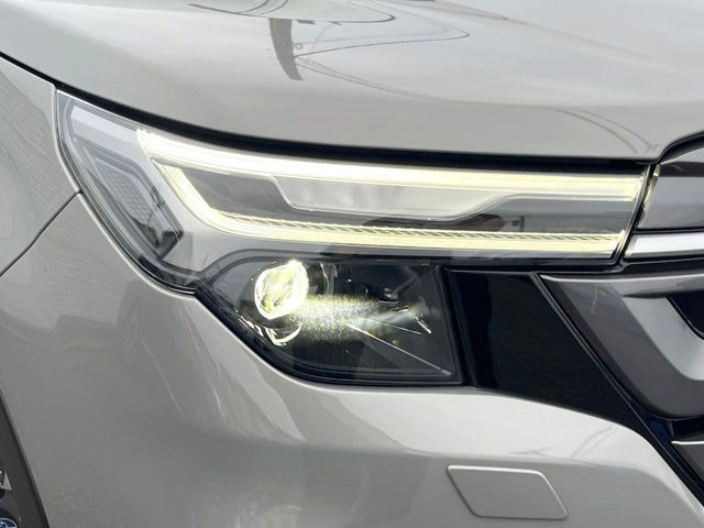 【LEDヘッドライト】悪天候や夜間走行時も良好な視界を確保し安心して運転できる高輝度LEDヘッドライトを装備!点灯速度が早く、消費電力も抑えられています。