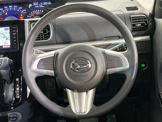 �C���e���A�ɍ��킹���f�U�C���̃X�e�A�����O�́A�^�]�������̂��Ƃ��l���A�^�]���₷���`��A�傫���ł��B�����x�A���ۂɐG���Ă��m���߂��������B