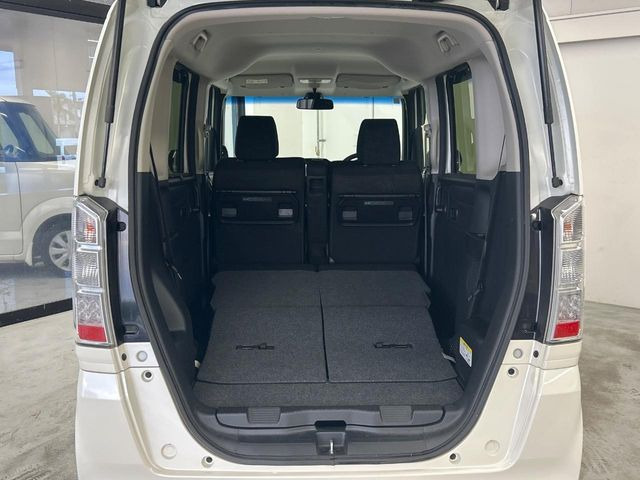 普段のお買い物や通勤、送迎等に十分な荷室スペースを確保しております。セカンドシートを倒すと、大きな荷物の積載も可能です♪
