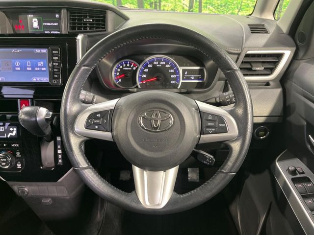 �C���e���A�ɍ��킹���f�U�C���̃X�e�A�����O�́A�^�]�������̂��Ƃ��l���A�^�]���₷���`��A�傫���ł��B�����x�A���ۂɐG���Ă��m���߂��������B