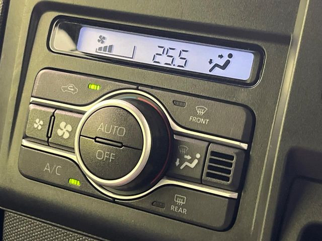 【オートエアコン】一度お好みの温度に設定すれば、車内の温度を検知し風量や温度を自動で調整。暑い&hellip;寒い&hellip;と何度もスイッチ操作をする必要はありません。快適な車内空間には必須の機能ですね♪