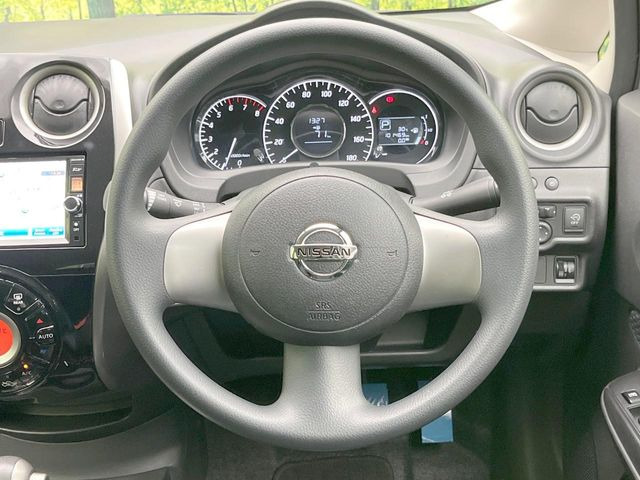 �C���e���A�ɍ��킹���f�U�C���̃X�e�A�����O�́A�^�]�������̂��Ƃ��l���A�^�]���₷���`��A�傫���ł��B�����x�A���ۂɐG���Ă��m���߂��������B