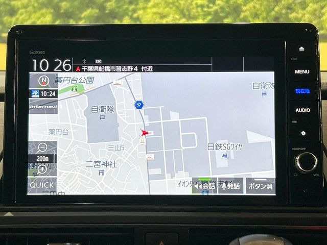 人気の大型10インチナビを装備。存在感のある大画面はインパクト大!ナビ利用時のマップ表示は見やすく、テレビやDVDは臨場感がアップ!いつものドライブがグッと楽しくなります♪