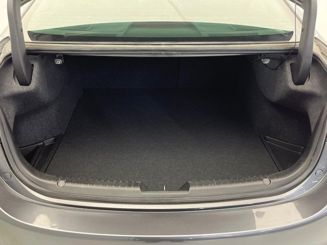 積み下ろしのしやすいデッキにはたっぷりと荷物を積み込んでいただけます。遊びから仕事まで、様々なシーンで頼れます♪