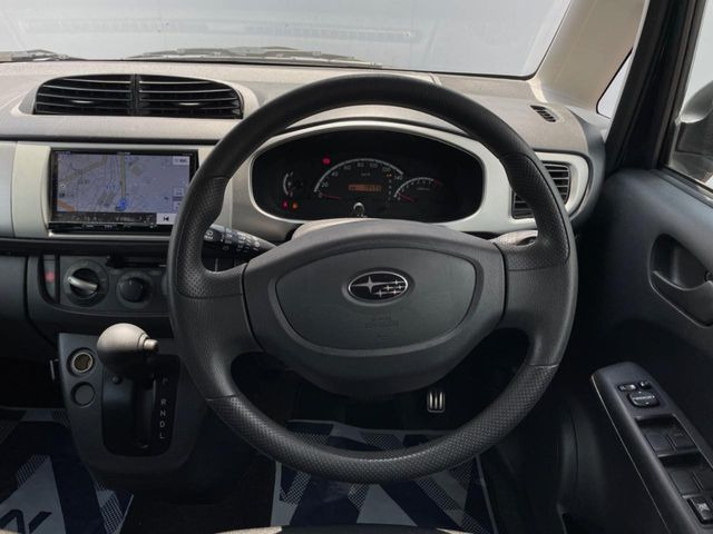 �C���e���A�ɍ��킹���f�U�C���̃X�e�A�����O�́A�^�]�������̂��Ƃ��l���A�^�]���₷���`��A�傫���ł��B�����x�A���ۂɐG���Ă��m���߂��������B