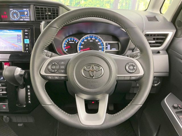 インテリアに合わせたデザインのステアリングは、運転される方のことも考え、運転しやすい形状、大きさです。是非一度、実際に触ってお確かめください。