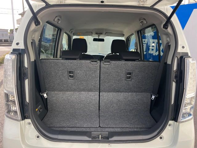 積み下ろしのしやすいデッキにはたっぷりと荷物を積み込んでいただけます。遊びから仕事まで、様々なシーンで頼れます♪