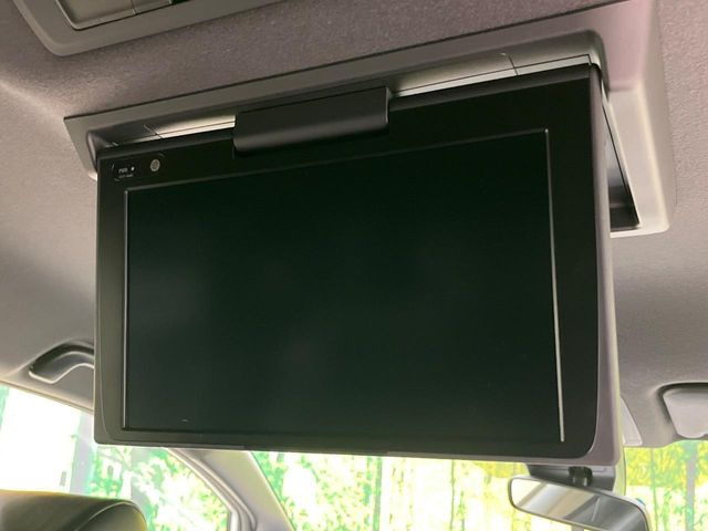 【フリップダウンモニター】大画面モニターで後席でもエンタメをお楽しみいただけます。小さなお子様にも大人気の装備です♪