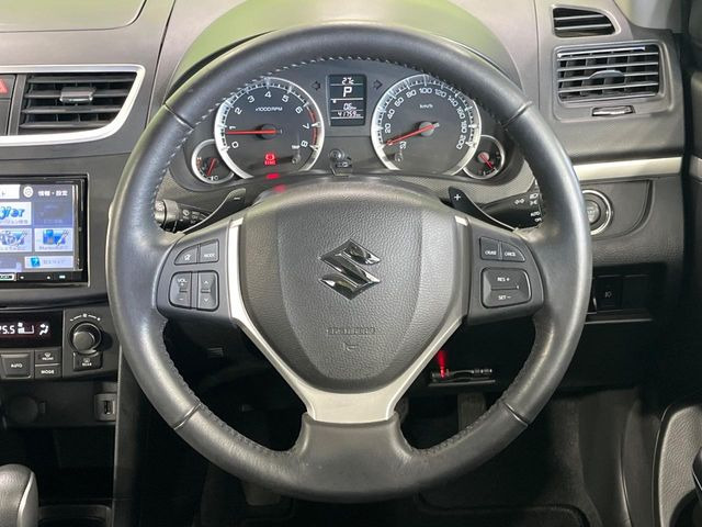 �C���e���A�ɍ��킹���f�U�C���̃X�e�A�����O�́A�^�]�������̂��Ƃ��l���A�^�]���₷���`��A�傫���ł��B�����x�A���ۂɐG���Ă��m���߂��������B