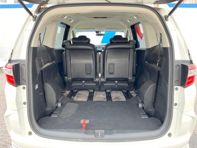 積み下ろしのしやすいデッキにはたっぷりと荷物を積み込んでいただけます。遊びから仕事まで、様々なシーンで頼れます♪