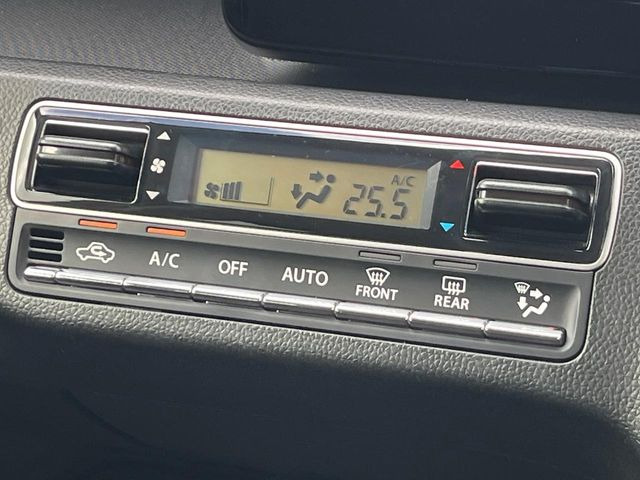 【オートエアコン】一度お好みの温度に設定すれば、車内の温度を検知し風量や温度を自動で調整。暑い&hellip;寒い&hellip;と何度もスイッチ操作をする必要はありません。快適な車内空間には必須の機能ですね♪