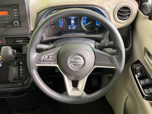 �C���e���A�ɍ��킹���f�U�C���̃X�e�A�����O�́A�^�]�������̂��Ƃ��l���A�^�]���₷���`��A�傫���ł��B�����x�A���ۂɐG���Ă��m���߂��������B