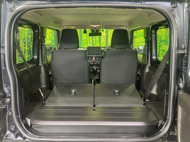 普段のお買い物や通勤、送迎等に十分な荷室スペースを確保しております。セカンドシートを倒すと、大きな荷物の積載も可能です♪