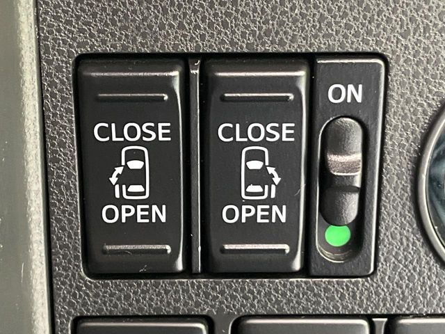 【両側パワースライドドア】スマートキーや運転席のスイッチで後席両側スライドドアの開閉が可能♪電動だから力を入れてドアを開ける必要が無く、小さなお子様でも簡単に開け閉めでき快適です♪