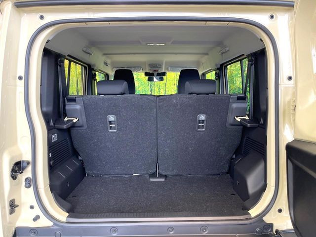 普段のお買い物や通勤、送迎等に十分な荷室スペースを確保しております。セカンドシートを倒すと、大きな荷物の積載も可能です♪